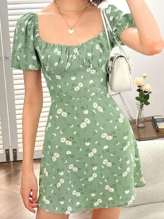 SHEIN Dresses & Skirts - Green Daisy Puff Sleeve Mini Dress